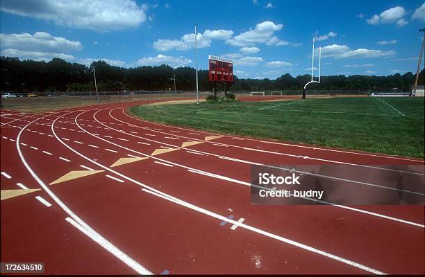 Track1 - Fotografie stock e altre immagini di Pista di atletica leggera - Pista di atletica leggera, Pista sportiva, Terreno di gioco