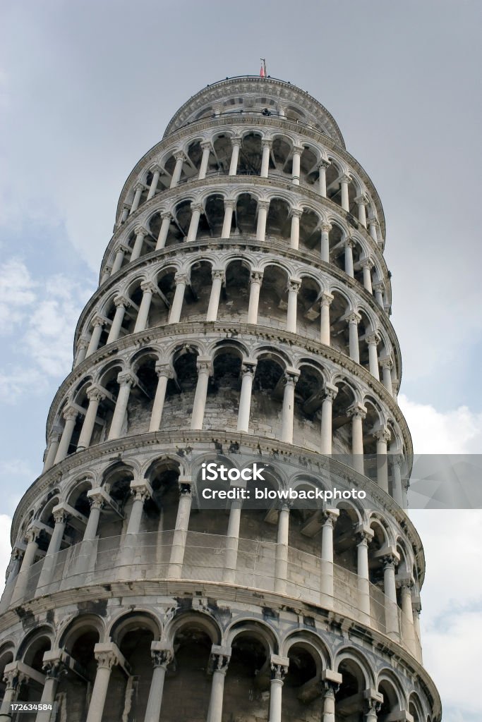 Italia: La torre pendente di Pisa - Foto stock royalty-free di Composizione verticale