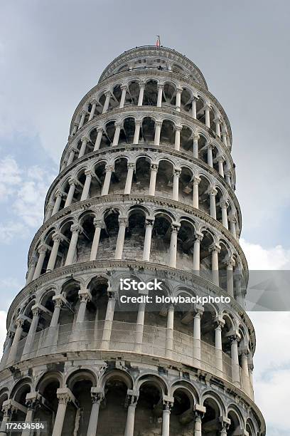Italia La Torre Pendente Di Pisa - Fotografie stock e altre immagini di Composizione verticale - Composizione verticale, Cultura italiana, Esterno di un edificio