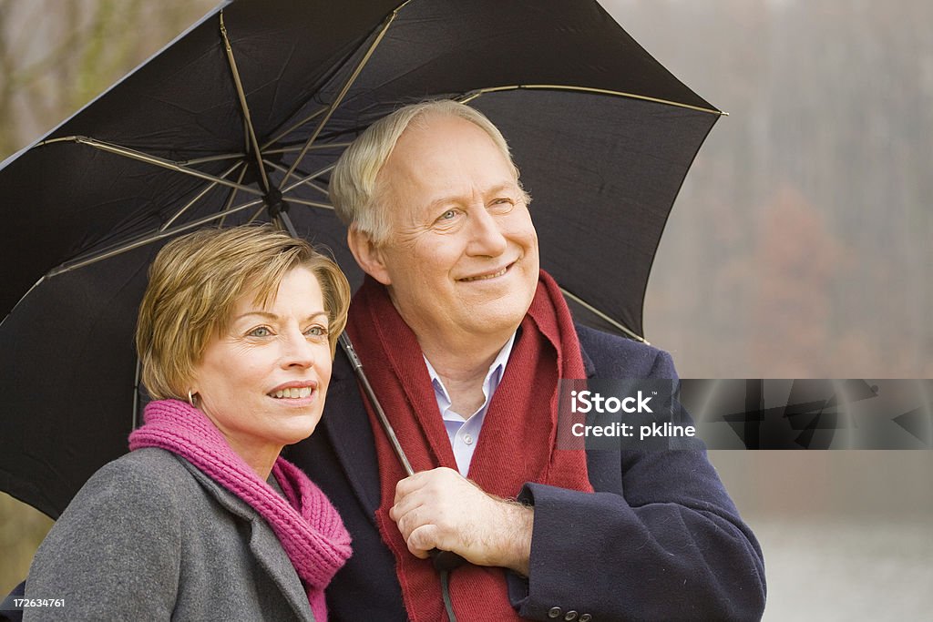 Sênior casal na chuva - Foto de stock de Guarda-chuva royalty-free