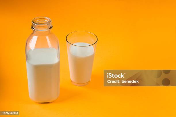 Mleko - zdjęcia stockowe i więcej obrazów Bez ludzi - Bez ludzi, Butelka, Butelka mleka