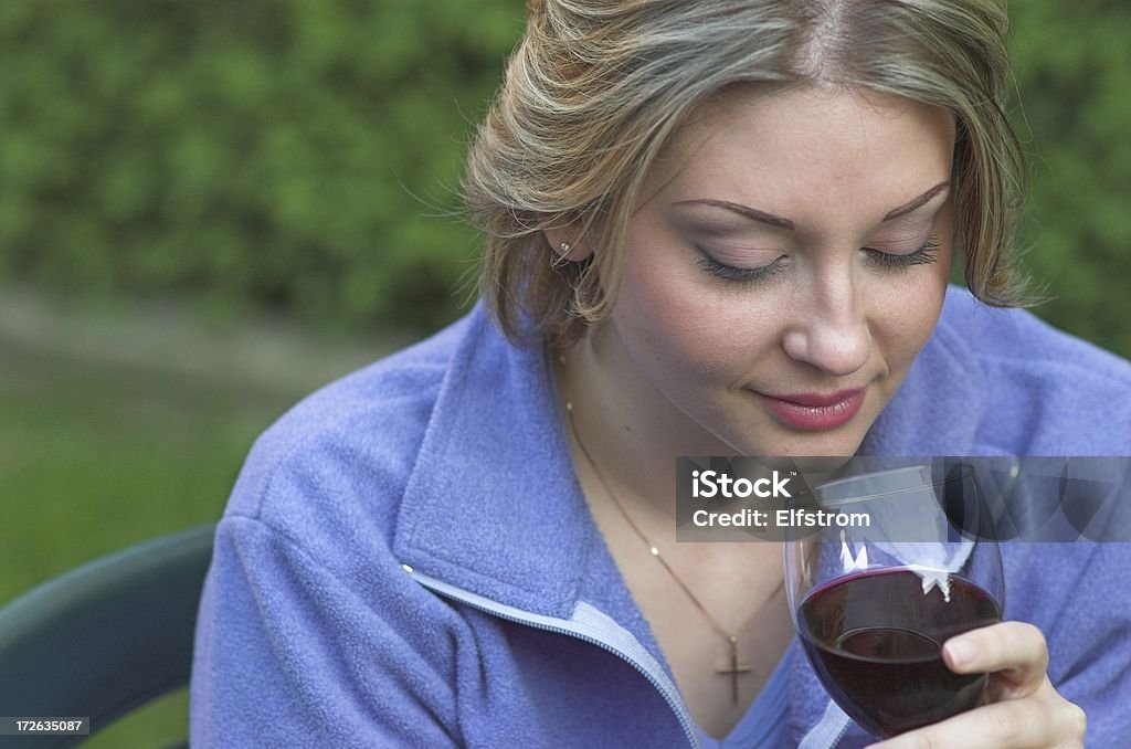 Woman 香りのワイン - ネックレスのロイヤリティフリーストックフォト