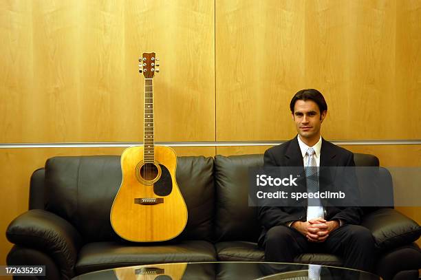 Photo libre de droit de Rendezvous Avec Un Inconnu Ou Linterview V4 banque d'images et plus d'images libres de droit de Guitare - Guitare, Luxe, Adulte