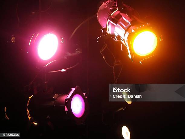 Luces De Escenario Foto de stock y más banco de imágenes de Foco - Luz eléctrica - Foco - Luz eléctrica, Rosa - Color, Amarillo - Color