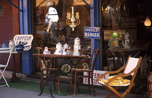 puces de saint-ouen marché aux puces de paris " - brocante photos et images de collection