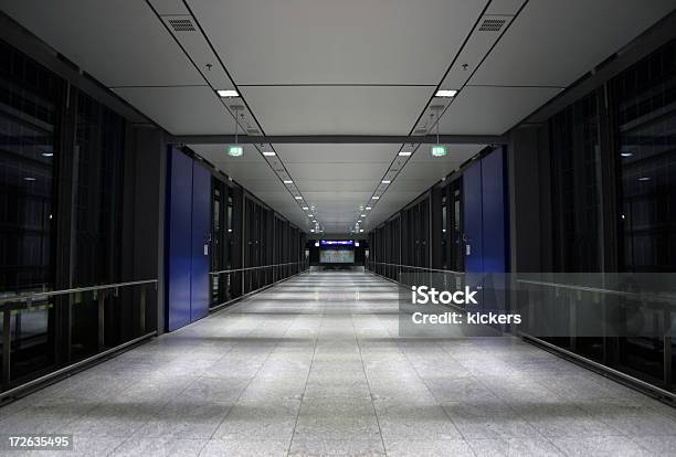 Longo Corredor Com Luzes E Azul De Painéis - Fotografias de stock e mais imagens de Simetria - Simetria, Vidro, Corredor - Caraterística de Construção