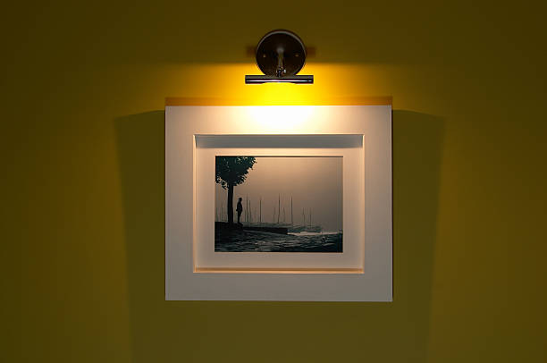 obrázek na nástěnné galerii - osvětlený objekt fotky - stock snímky, obrázky a fotky