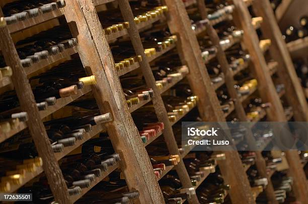 Frascos Bodega De Vinos Foto de stock y más banco de imágenes de Vino - Vino, Portugal, Sótano almacén