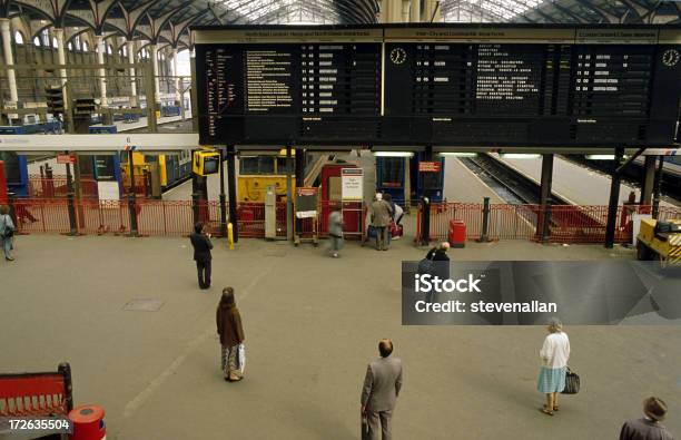 Estação Ferroviária De Londres - Fotografias de stock e mais imagens de Capitais internacionais - Capitais internacionais, Comboio, Cruz religiosa