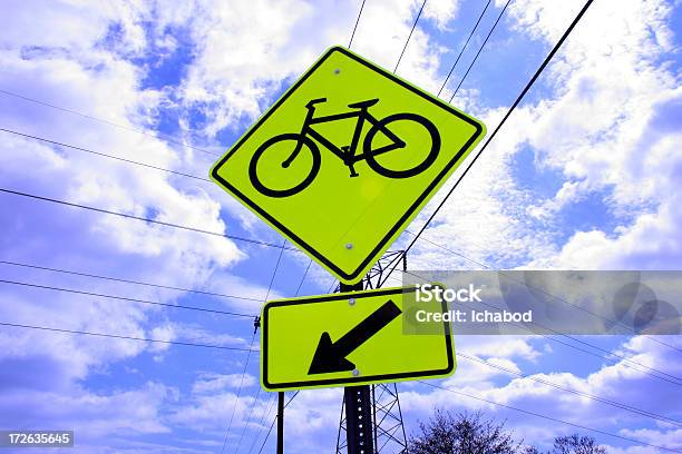 Fluorescencyjny Na Rowerze Znak Przejścia - zdjęcia stockowe i więcej obrazów Bez ludzi - Bez ludzi, Bezpieczeństwo, Bicykl