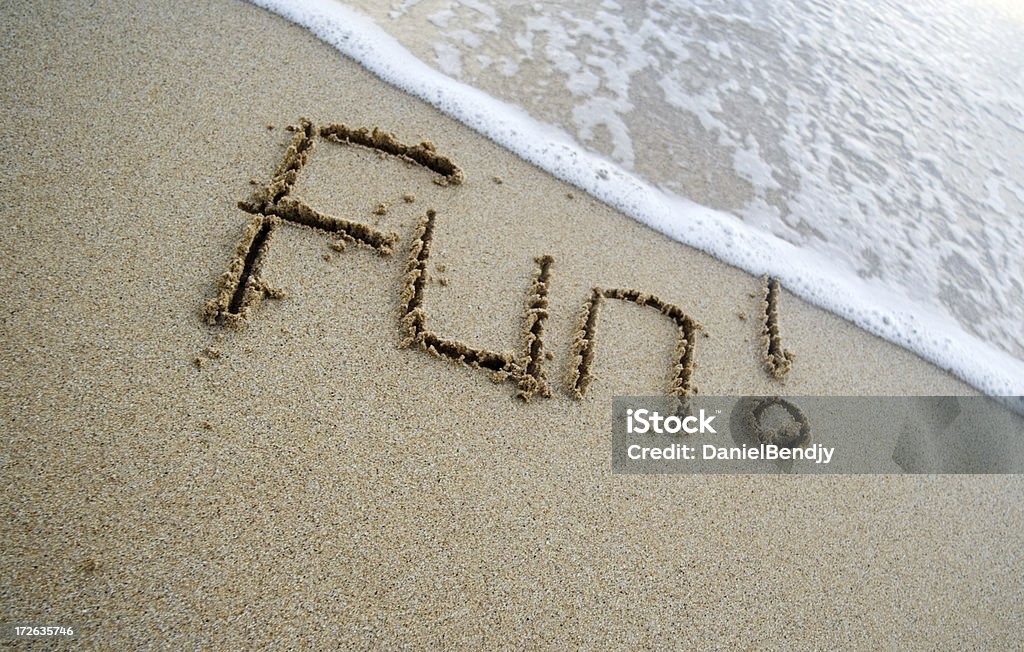 Diversión escrito en la arena de la playa - Foto de stock de Agua libre de derechos