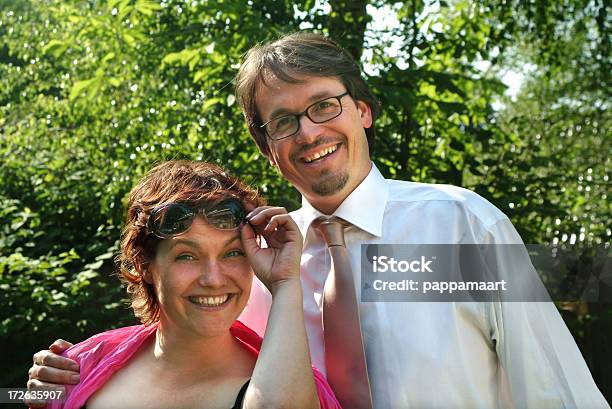 Junges Paar Lachen Stockfoto und mehr Bilder von Attraktive Frau - Attraktive Frau, Baum, Blick in die Kamera