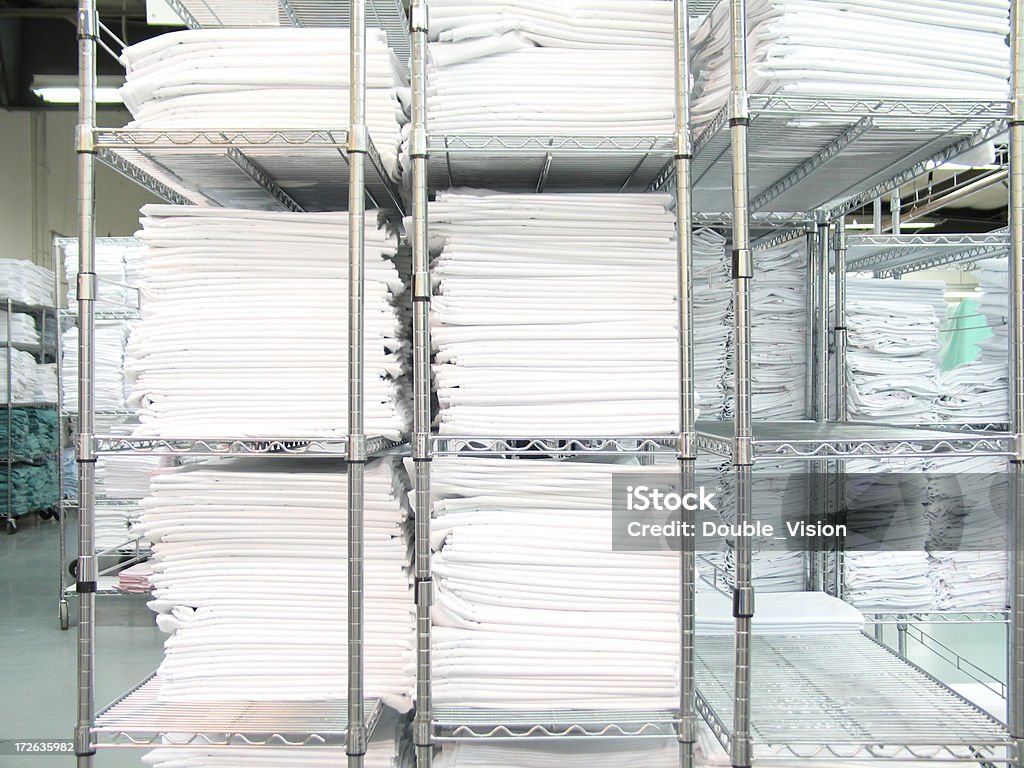 Empilhados de forma organizada de linho branco prata cromo prateados prateleiras - Royalty-free Linho - Têxtil Foto de stock