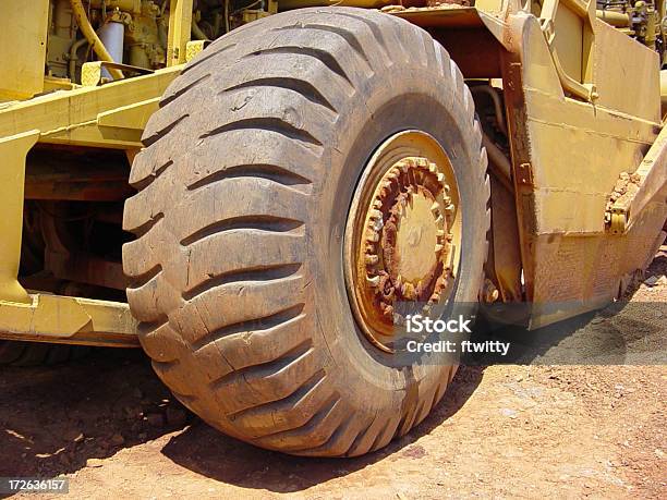 Amplio Tire Foto de stock y más banco de imágenes de Actividad física - Actividad física, Amarillo - Color, Cavadora mecánica