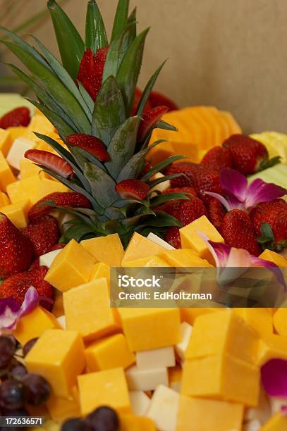 Photo libre de droit de Plateau De Fruits Et Fromages banque d'images et plus d'images libres de droit de Aliments et boissons - Aliments et boissons, Ananas, Buffet - Repas