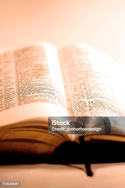 Abierto Bibliaacceso Con Clave Foto de stock y más banco de imágenes de Biblia - Biblia, Estudiar, Iglesia