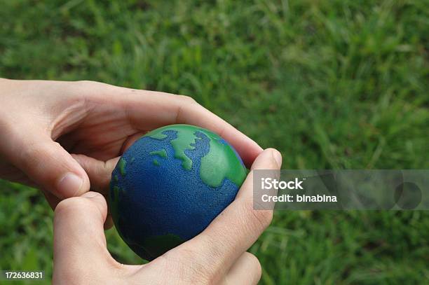 Foto de Fazendo Coração Ao Redor Da Terra e mais fotos de stock de Altruísmo - Altruísmo, Amor, Apoio