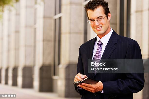 Empresario Con Pda Foto de stock y más banco de imágenes de Adulto - Adulto, Aire libre, Alegre