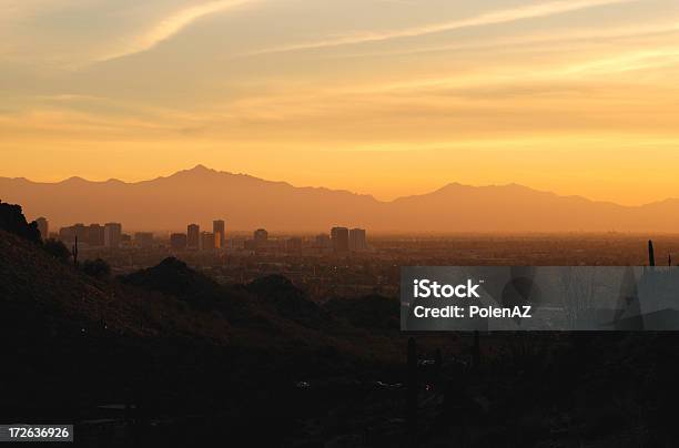 Deserto Tramonto Sulla Città - Fotografie stock e altre immagini di Arancione - Arancione, Arizona, Cactus