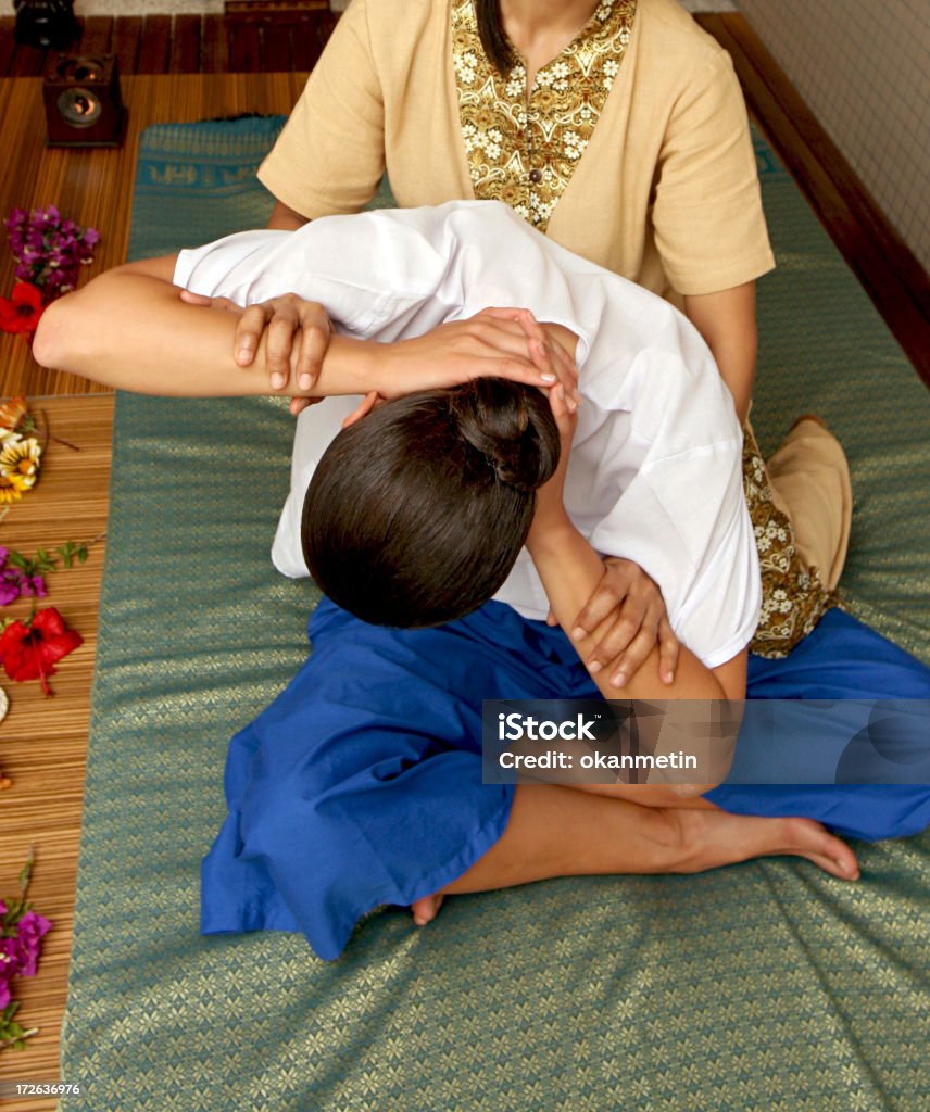 Тайский массаж - Стоковые фото 20-29 лет роялти-фри