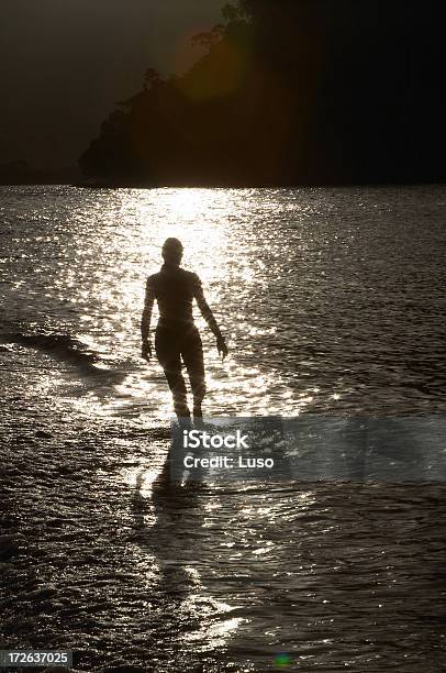 Kind Zu Fuß Auf Dem Strand Stockfoto und mehr Bilder von Abgeschiedenheit - Abgeschiedenheit, Aktiver Lebensstil, Brasilien