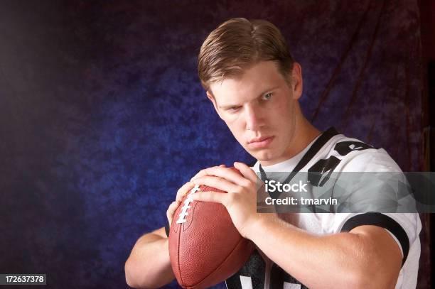 Quarterback - Fotografie stock e altre immagini di Adolescente - Adolescente, Football americano, Pallone da football americano