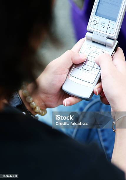 Beschäftigt Sms Stockfoto und mehr Bilder von Am Telefon - Am Telefon, Bedienungsknopf, Digitalanzeige