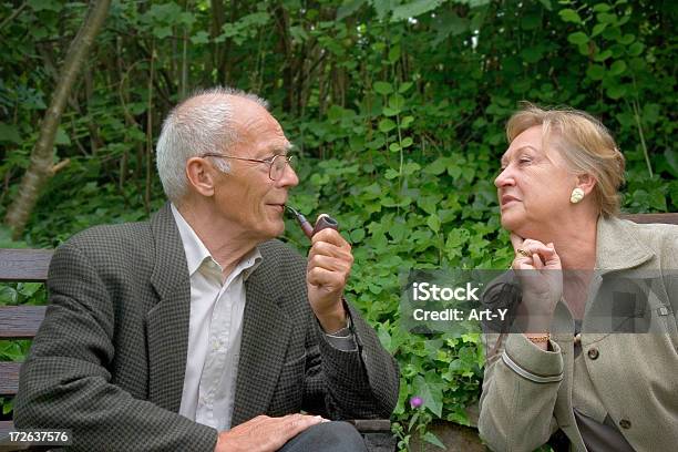 Anziani Coppia - Fotografie stock e altre immagini di Accudire - Accudire, Adulto, Ambientazione esterna