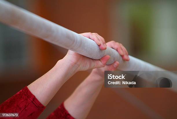 Photo libre de droit de Fille Dans La Salle De Sport banque d'images et plus d'images libres de droit de Gymnastique sportive - Gymnastique sportive, Femmes, Activité