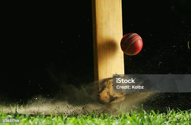 Closeup Shot Di Mazza Da Cricket Colpire Palla - Fotografie stock e altre immagini di Cricket - Cricket, Sport, Giochi
