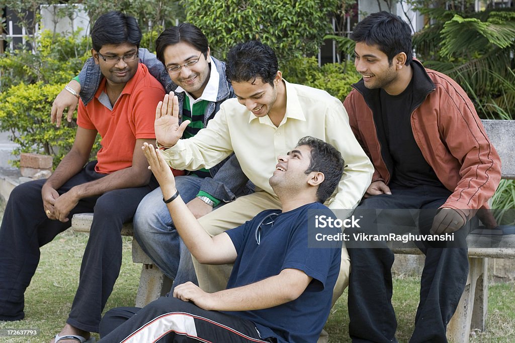 Grupo de amigos indianos cinco jovens masculinos pessoas ao ar livre, animado - Foto de stock de Cultura do Leste da Ásia royalty-free