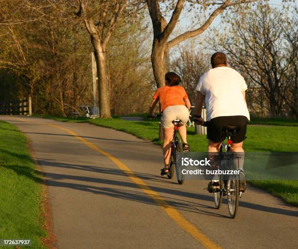 Foto de Casal Em Passeio De Perder Peso e mais fotos de stock de Amor - Amor, Atividade, Atividade Recreativa