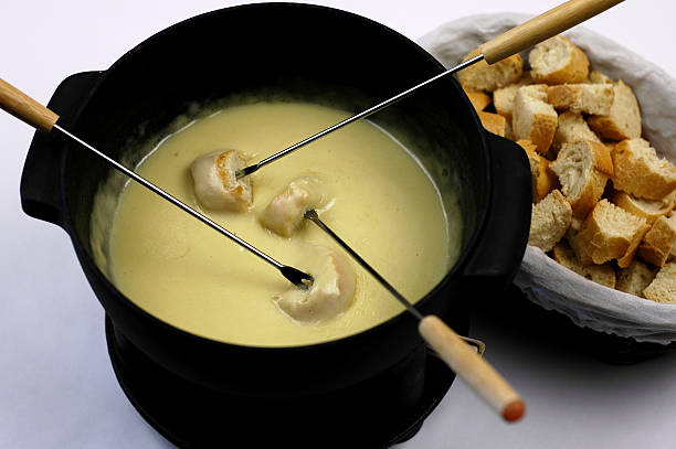 сырное фондю - fondue swiss culture winter cheese стоковые фото и изображения