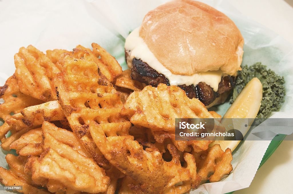 burger et frites - Photo de Aliment en saumure libre de droits