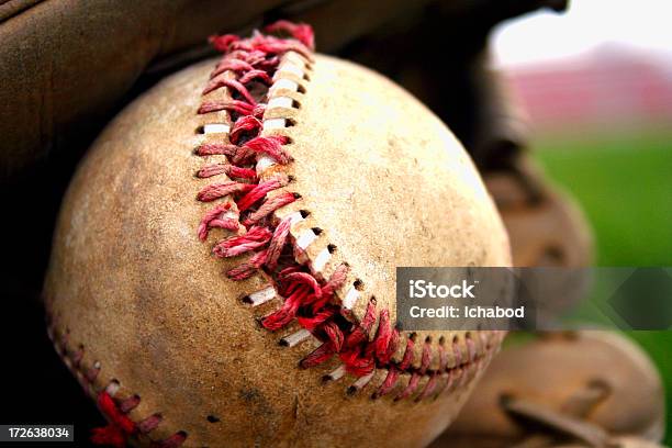 Photo libre de droit de Âgé Gant De Baseball banque d'images et plus d'images libres de droit de Attraper - Attraper, Balle de baseball, Balle ou ballon