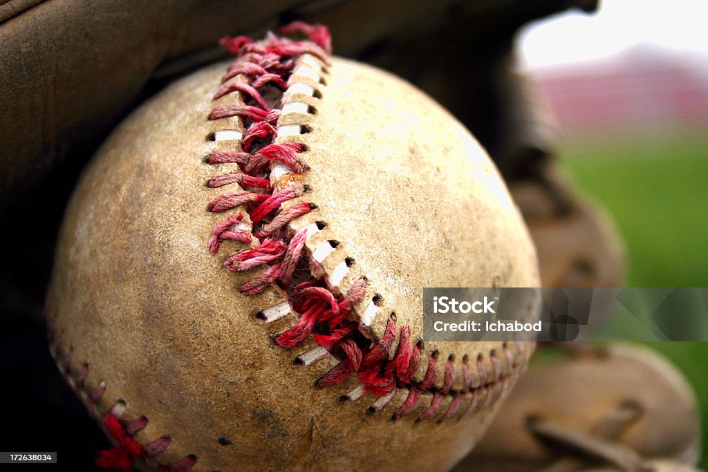 Invecchiato & Guanto da Baseball - Foto stock royalty-free di Afferrare