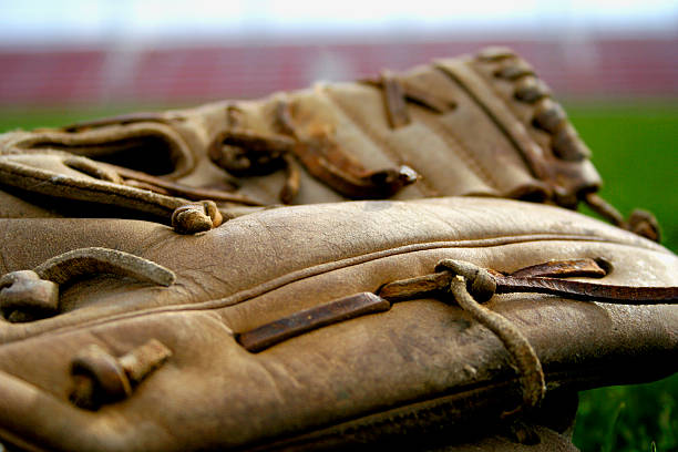бейсбольная перчатка, крупный план - baseball mit стоковые фото и изображения