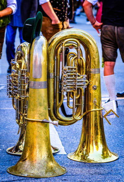 instrumento musical típico de una banda de música bávara - musical band marching band old marching fotografías e imágenes de stock