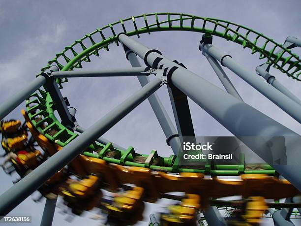 Montaña Rusa Foto de stock y más banco de imágenes de Montaña rusa - Montaña rusa, Elementos en bucle, Verde - Color