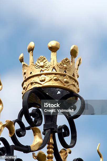 Gold Krone Stockfoto und mehr Bilder von Blau - Blau, Dekoration, Eisen