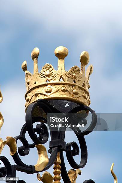 Corona De Oro Foto de stock y más banco de imágenes de Azul - Azul, Cielo, Color negro