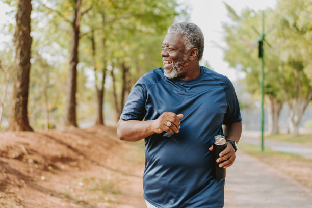 senior hombre corriendo en parque público - fat guy fotografías e imágenes de stock