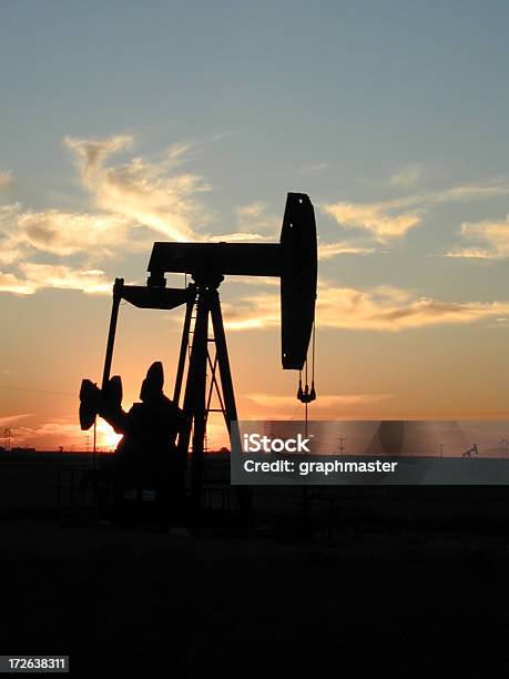 Photo libre de droit de Pompe Jack Au Texas Au Coucher Du Soleil banque d'images et plus d'images libres de droit de Lieu touristique - Lieu touristique, Contrat de bail, Derrick