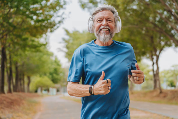 un homme âgé qui court pour être en bonne santé - only senior men audio photos et images de collection