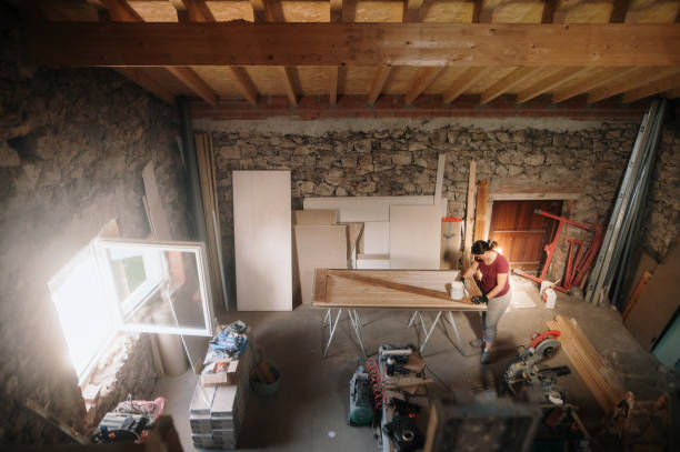 mujer carpintera que elabora una puerta - home addition barn house restoring fotografías e imágenes de stock