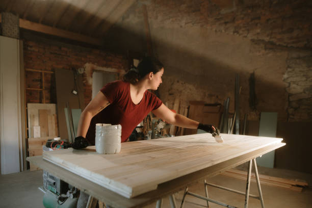 mujer carpintera que elabora una puerta de granero - home addition barn house restoring fotografías e imágenes de stock