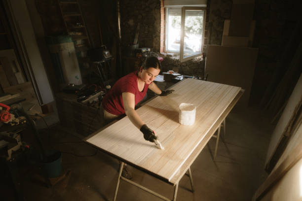 mujer carpintera que elabora una puerta de granero - home addition barn house restoring fotografías e imágenes de stock