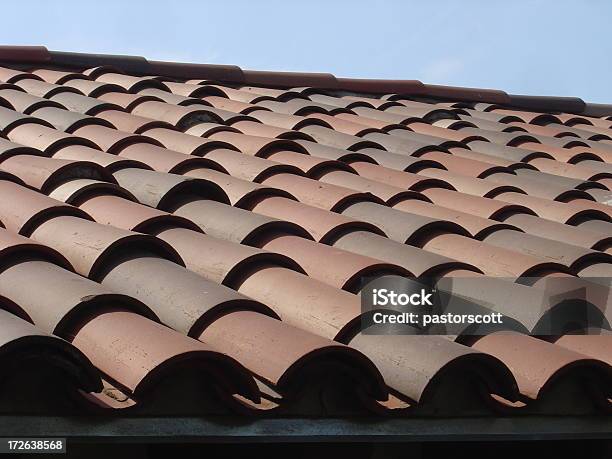 Clay Dachówka Na Dachu - zdjęcia stockowe i więcej obrazów Bez ludzi - Bez ludzi, Bezchmurne niebo, Budowla mieszkaniowa