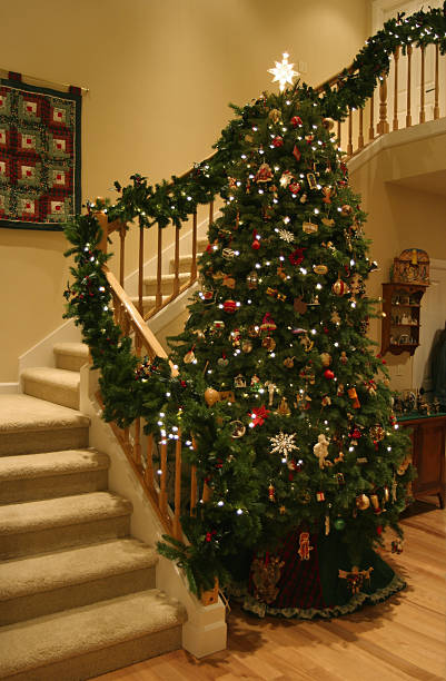 large christmas tree in new home - xmas tree stockfoto's en -beelden