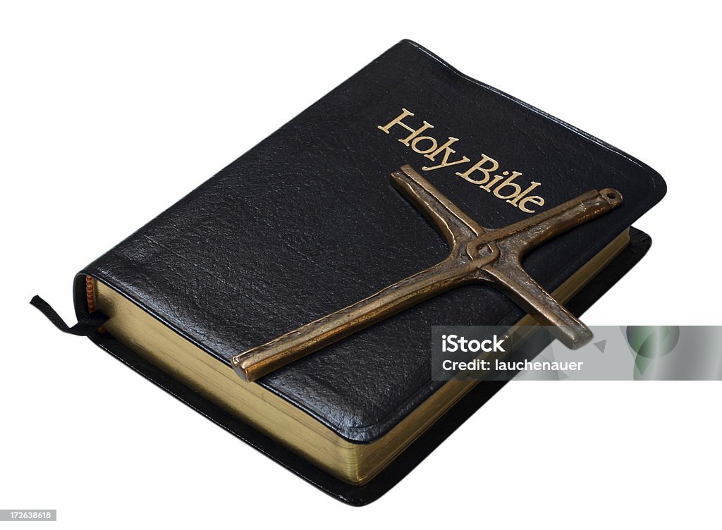 Бронзовый крест на Библия - Стоковые фото Библия роялти-фри